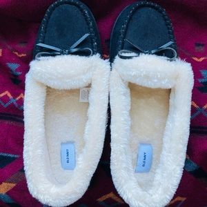 Old Navy Women’s Sherpa-Lined Moccasin styled Slippers